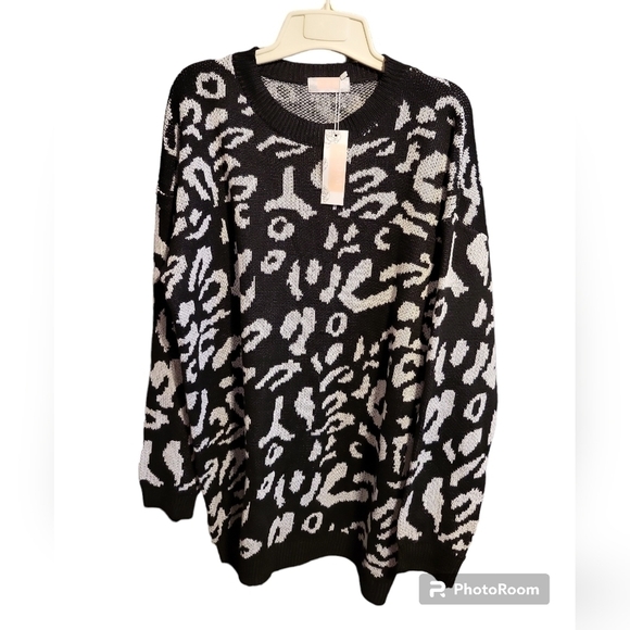 NWT CDM Oversized Sweater Small black and white animal print - Picture 7 of 12